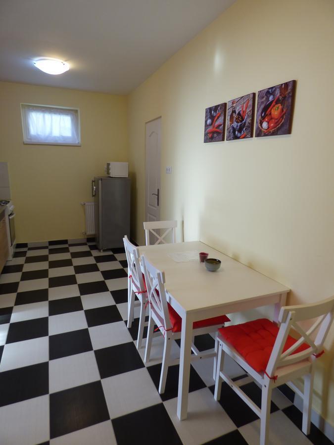 Yellow Apartment 데브레첸 외부 사진