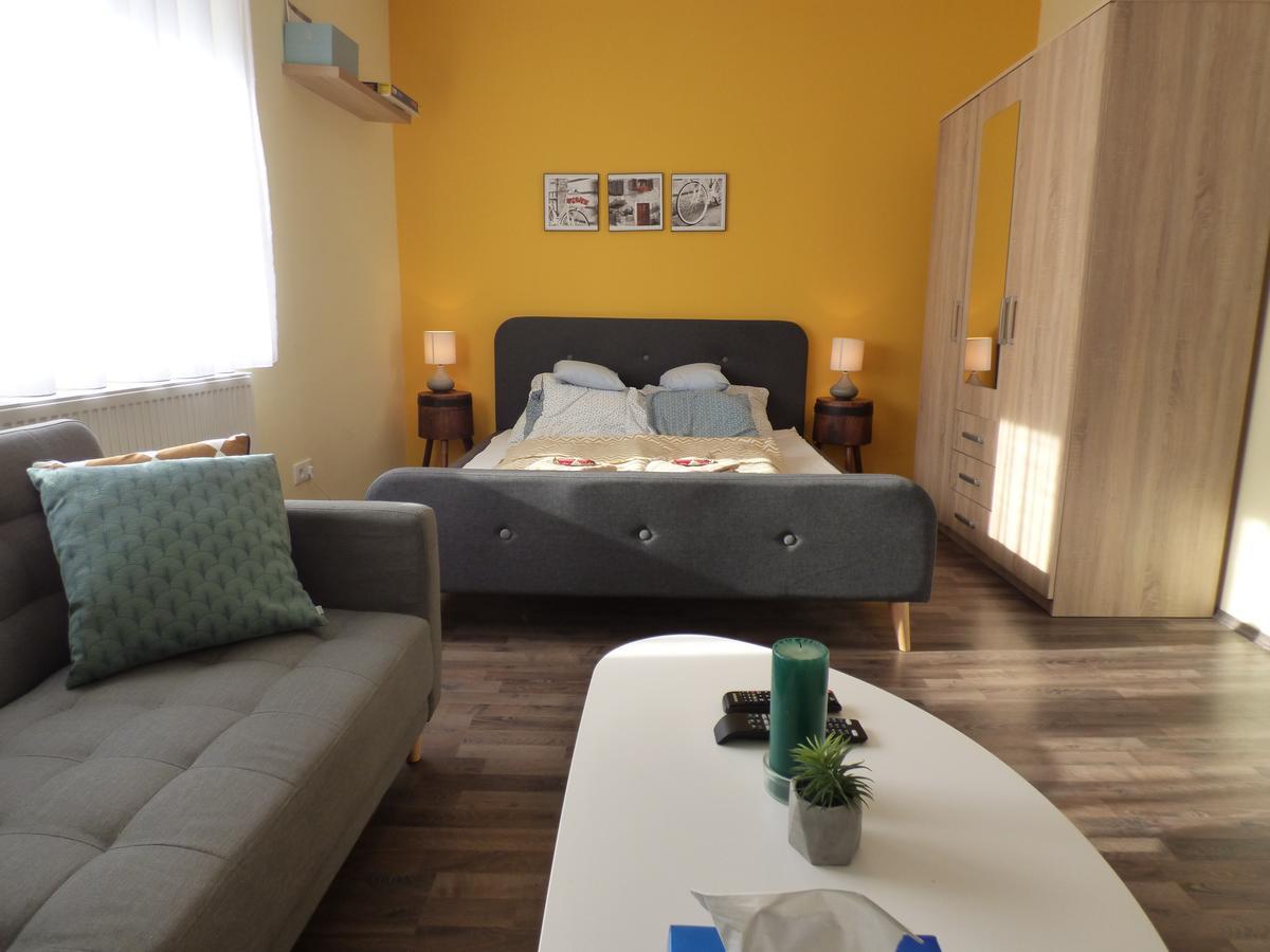 Yellow Apartment 데브레첸 외부 사진